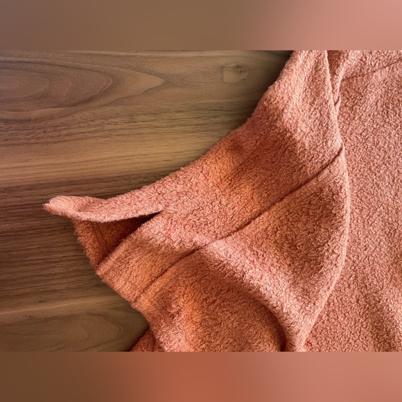 UO V-Neck - Picture 5 of 7